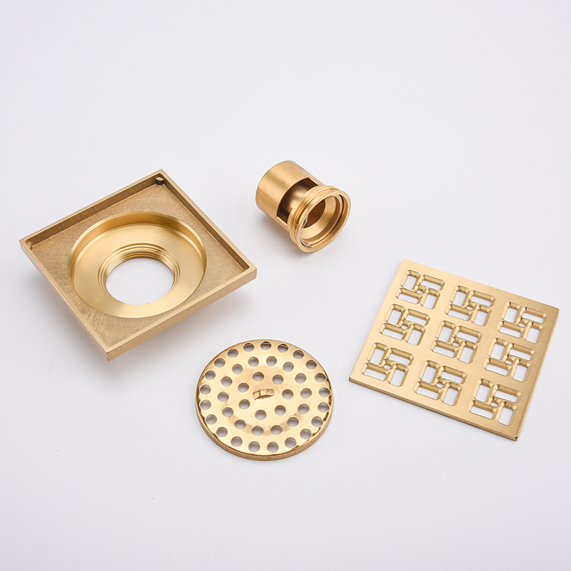 Fente de douche peu profonde dans le sol en béton